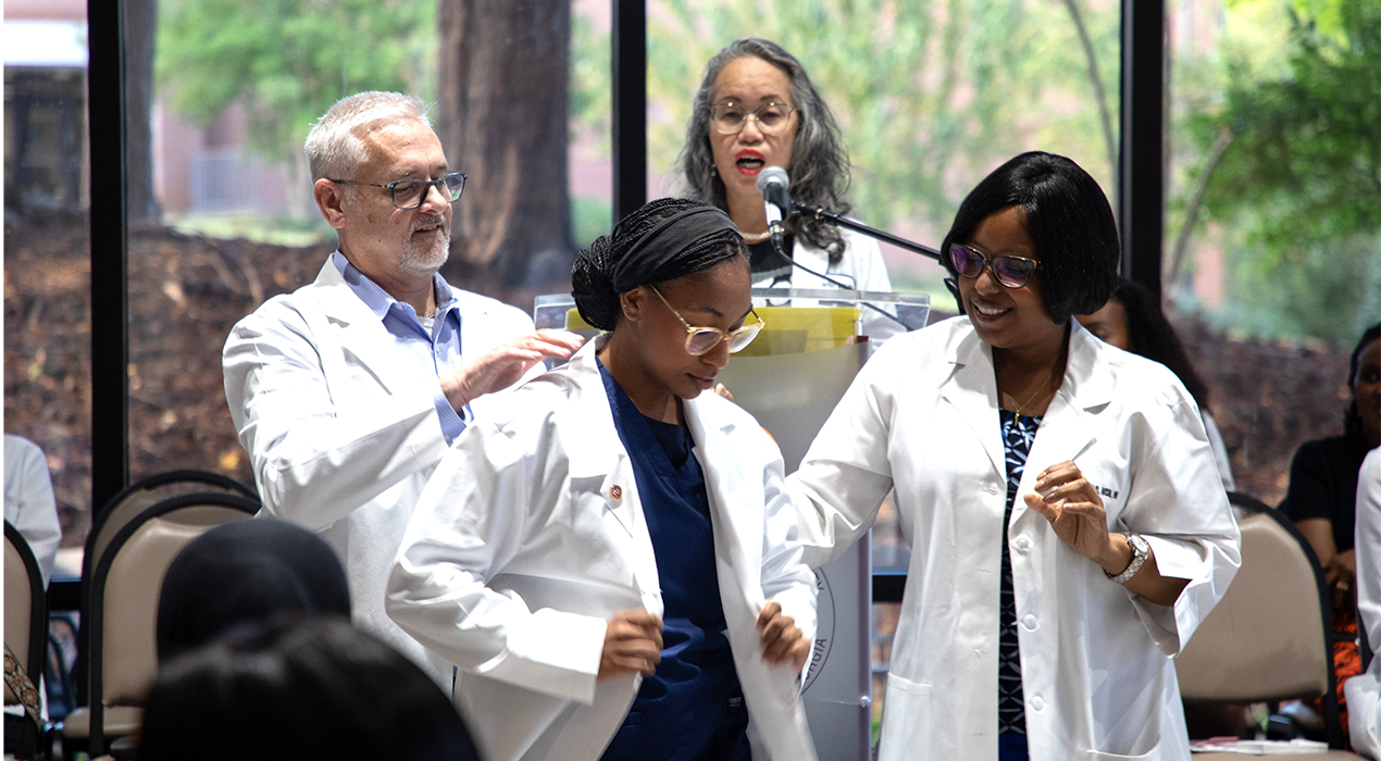 nursing_student_receives_white_coat